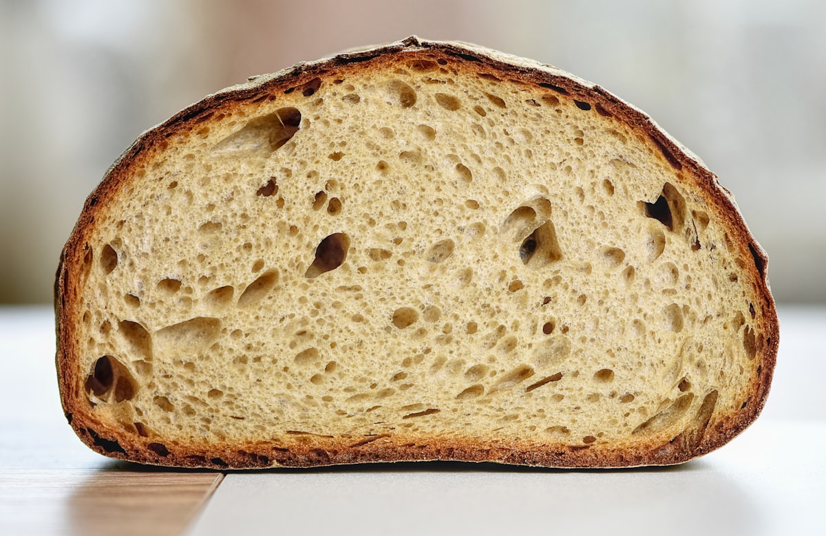 Haferflockenschale mit frischen Früchten